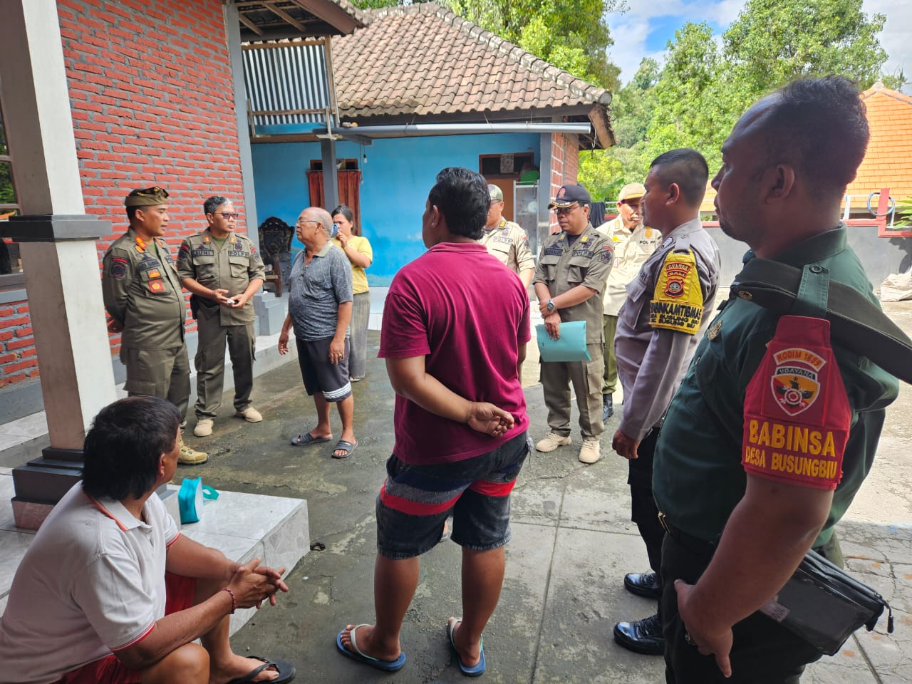 CEK PERIZINAN: Tim dari Pol PP Buleleng mengecek perizinan dari peternakan ayam serta mendengar keluhan warga terkait keberadaan peternakan yang dinilai mengganggu aktivitas warga.
