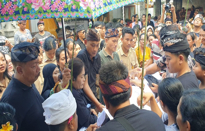 I Gede Winasa saat menghadiri upacara memandikan jenazah cucunya, Jumat (19/4).