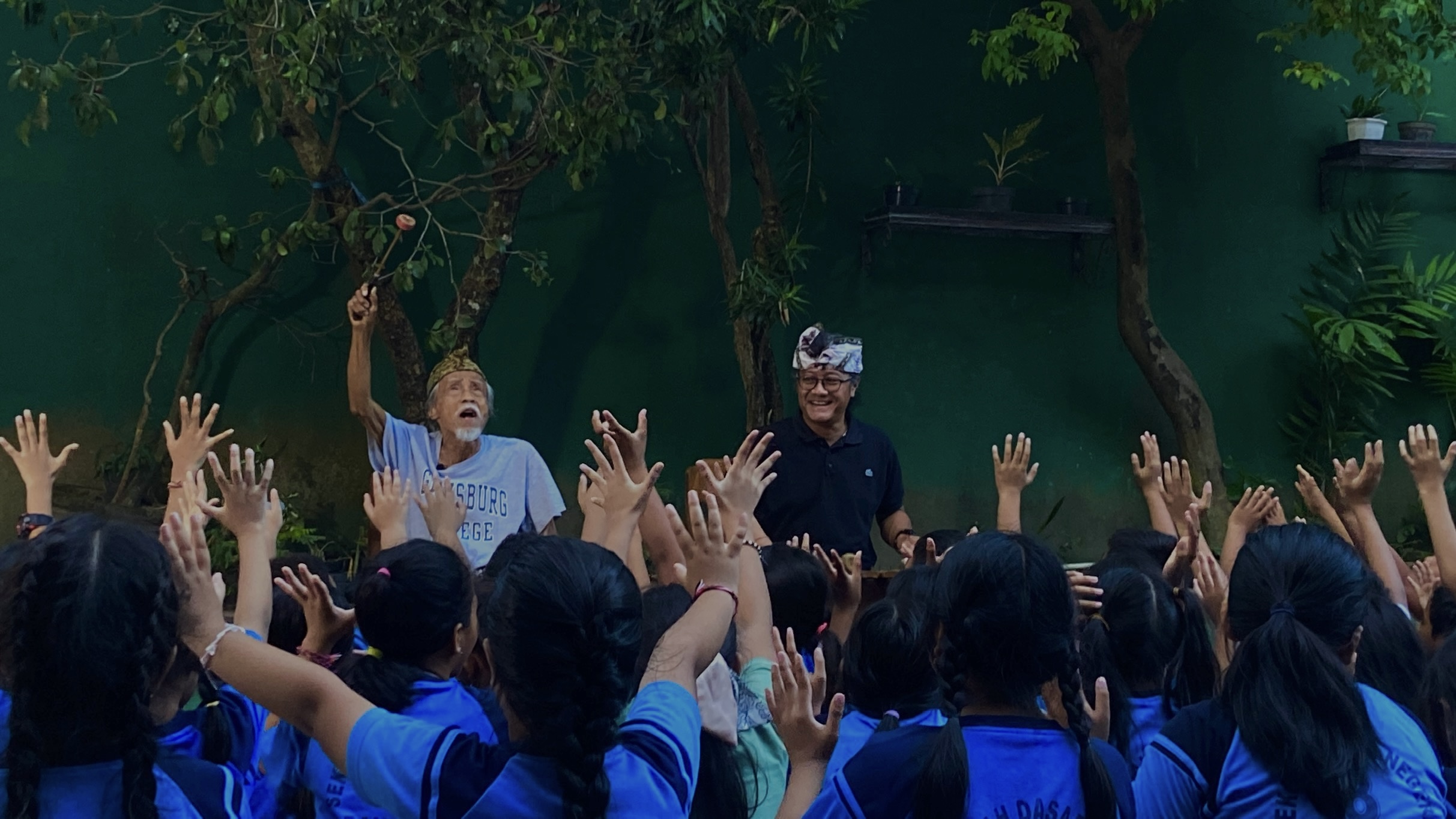 EDUKASI LEWAT DONGENG: Made Taro bersama anaknya, I Made Tarmada membawakan Dongeng Pemanggil Hujan di SDN 8 Dauh Puri, Denpasar.