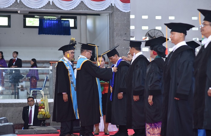 Pengukuhan guru besar Undiksha. Saat ini kampus di Bali utara ini memiliki 83 profesor.