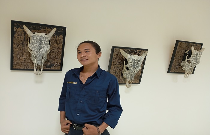 Karya seni prasi di atas tengkorak kepala sapi yang dibuat mahasiswa Undiksha.