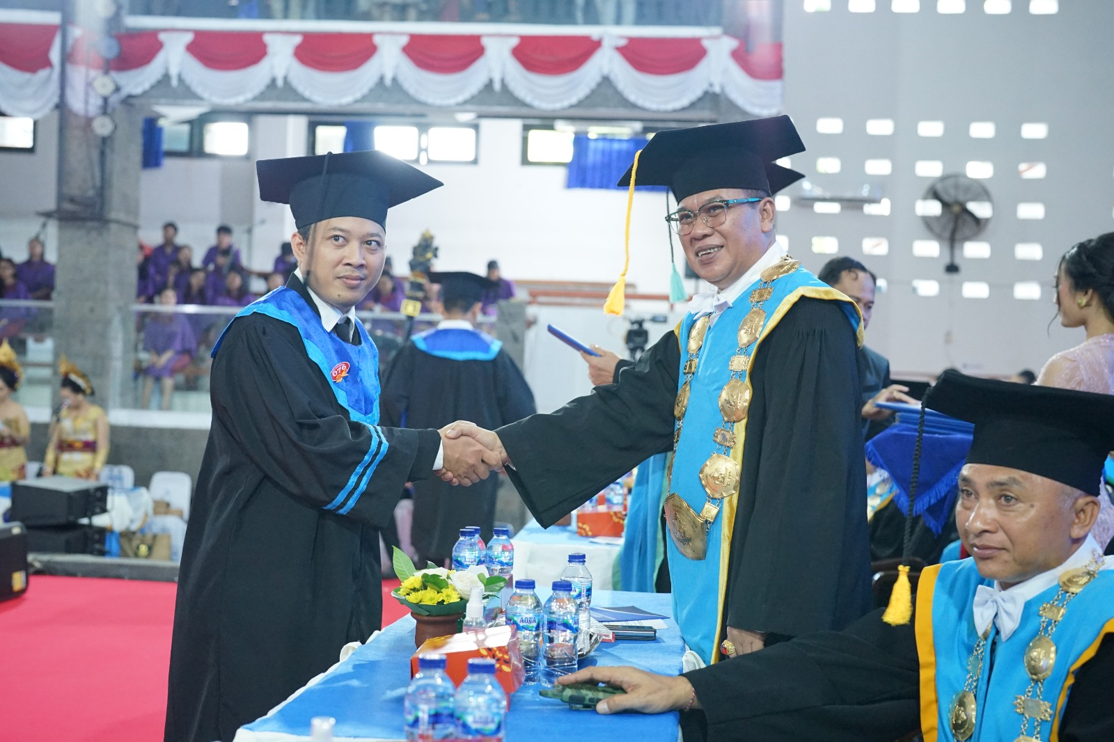 SELAMAT WISUDA: Mahasiswa Universitas Pendidikan Ganesha (Undiksha) menjalani proses wisuda.