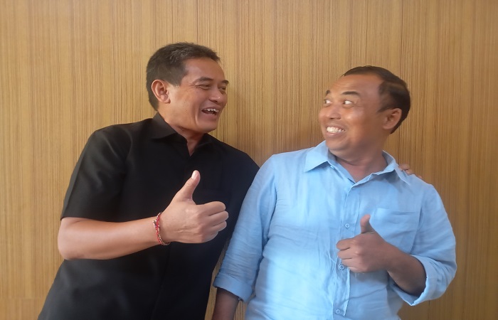 Gede Supriatna (baju hitam) bergaya dan berfoto bersama Dewa Sukrawan (baju biru).