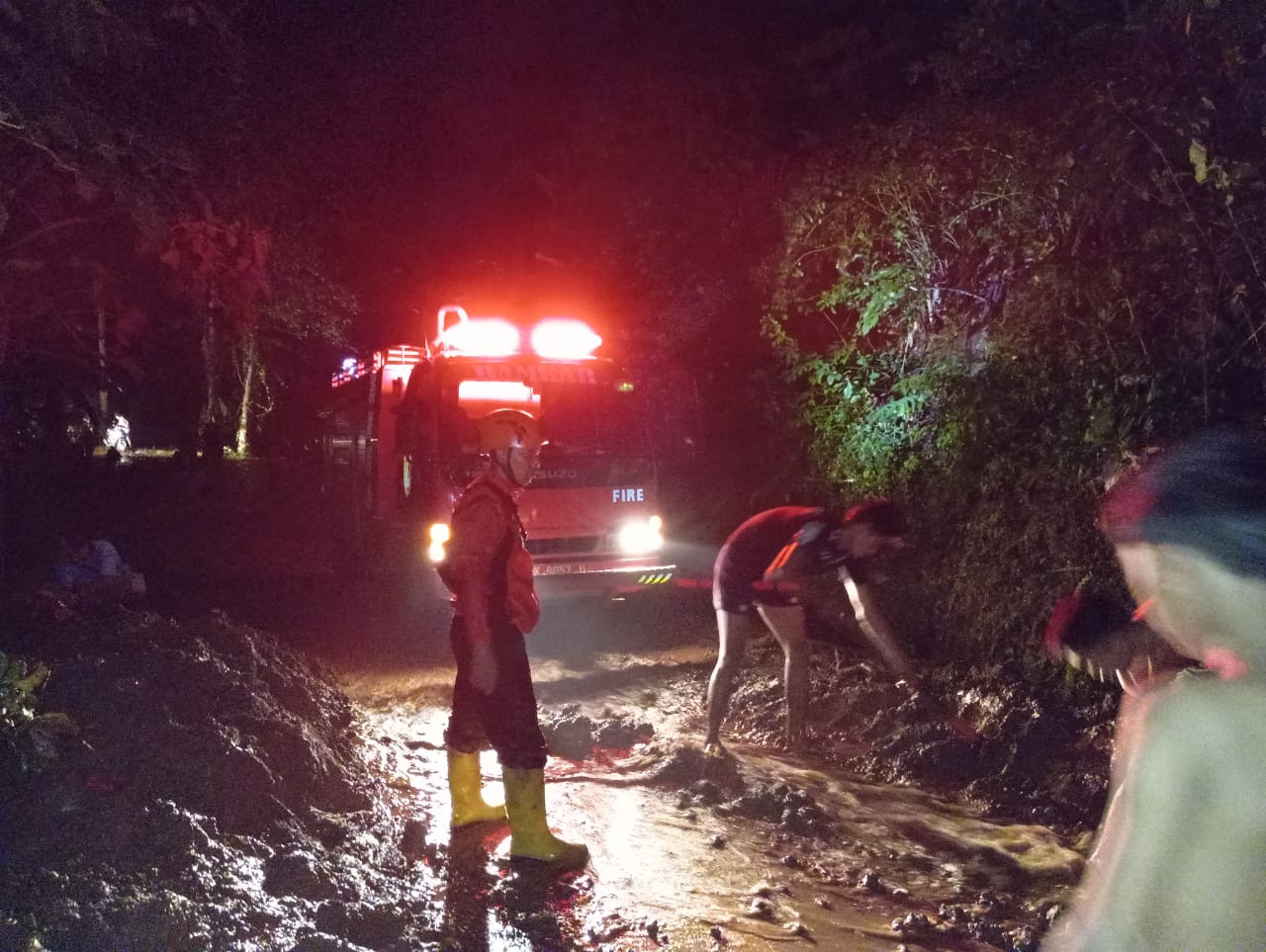 LONGSOR: Proses pembersihan material longsor di Banjar Dinas Juwuk Manis, Desa Alasangker, Kecamatan Buleleng.