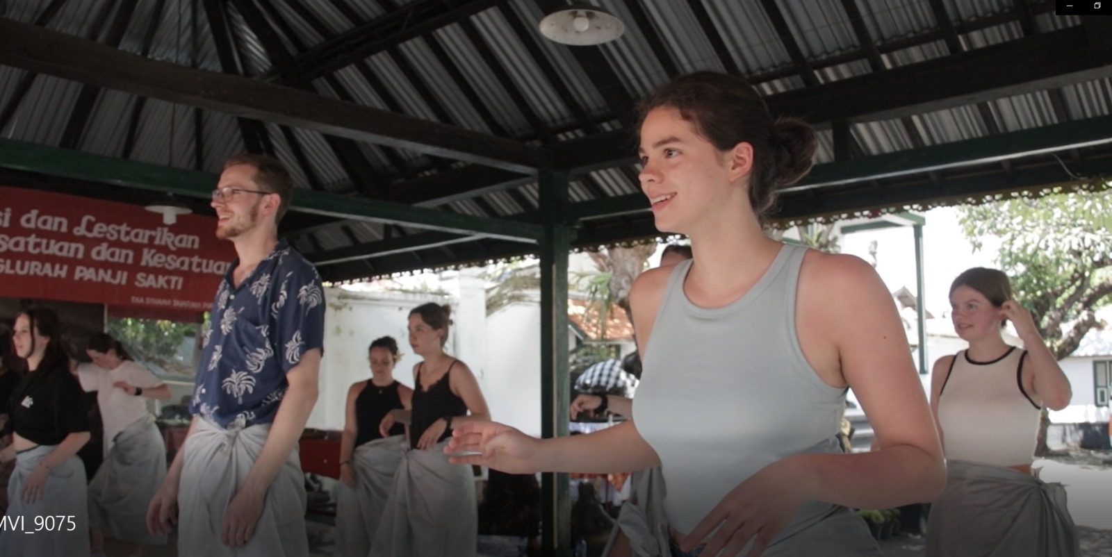 Wisatawan asal Belanda saat belajar menari di Puri Kanginan Buleleng. Tingkat kunjungan wisatawan mancanegara ke Pulau Bali pada bulan Agustus 2024 tercatat  616.641 kunjungan. Jumlah ini turun.