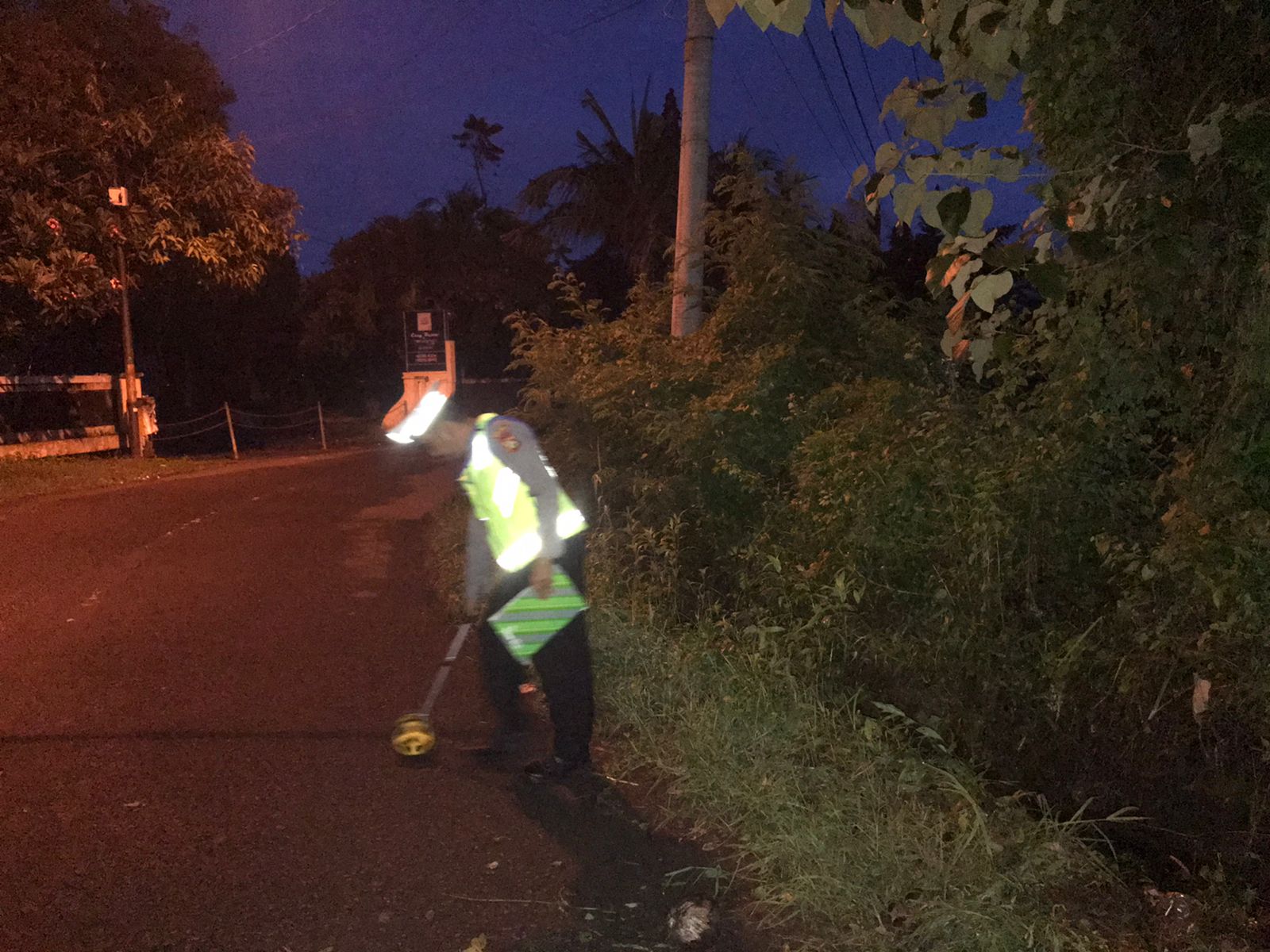 OLAH TKP: Polisi melakukan olah TKP tempat kejadian perkara kecelakaan lalu lintas di Jalan Pantai Penimbangan, Buleleng.