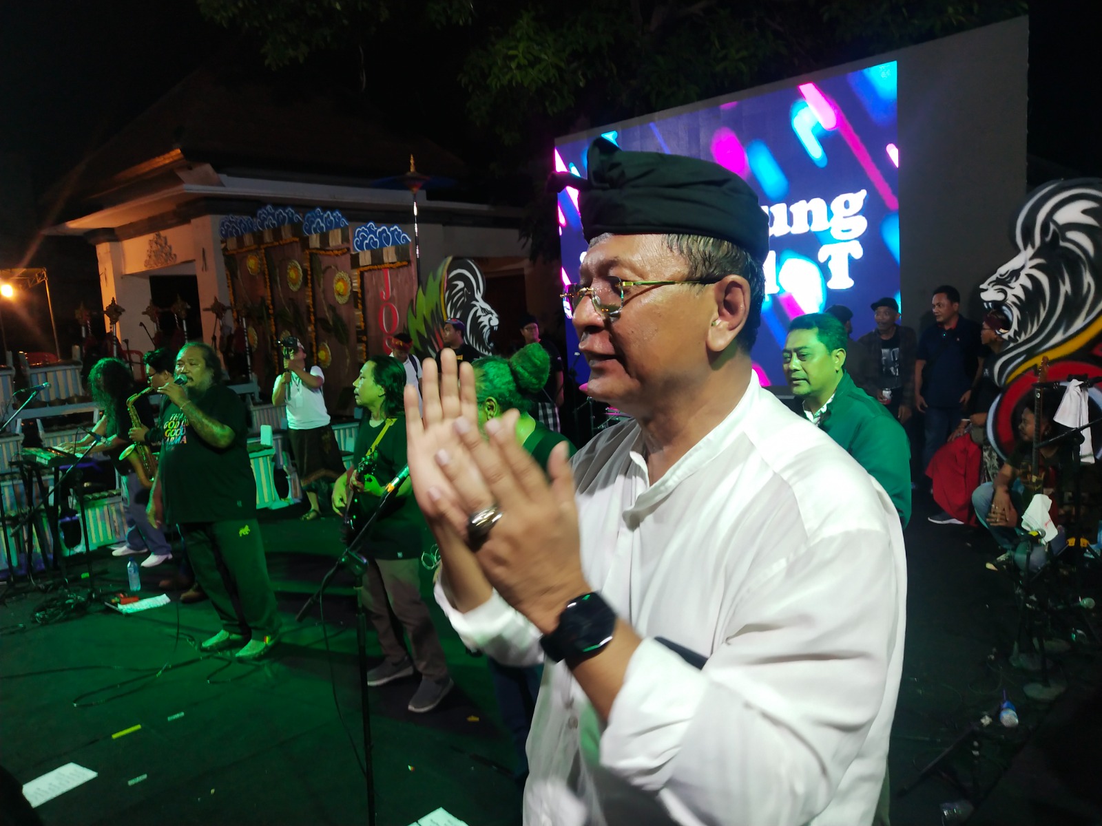 DEKATI GEN Z: Wakil Ketua Bidang Pemenangan Pemilu DPC PDI Perjuangan Buleleng, I Nyoman Sutjidra pada acara Apresiasi Seni JOSS24 di Pelabuhan Tua Buleleng, Sabtu (20/4/2024).