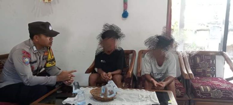 KENAKALAN REMAJA: Bhabinkamtibmas Desa Bungkulan memberikan teguran dan pembinaan kepada remaja yang melakukan pelemparan telur pada kendaraan yang melintas di jalan raya.
