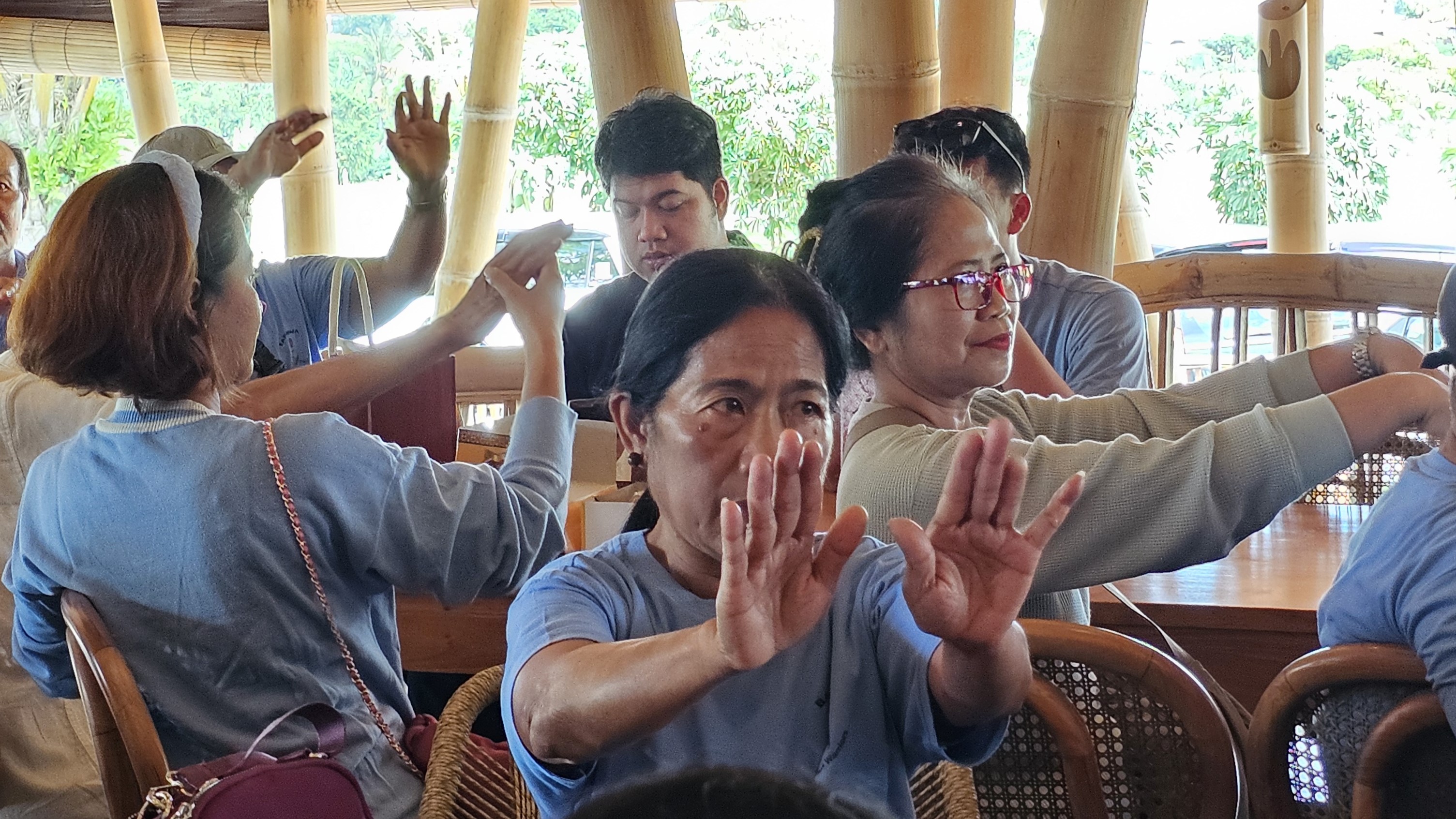 Komunitas penderita parkinson melakukan gerakan senam merayakan Hari Parkinson Sedunia dilaksanakan di Padi Club Bar and Restaurant, Canggu kemarin (21/4/2024).