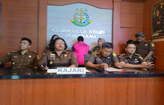 Kepala Kejari Jembrana Salomina Meyke Saliama (tengah) saat menunjukkan tersangka NKP menggunakan rompi sebagai tahanan Kejari Jembrana, Senin (22/4).