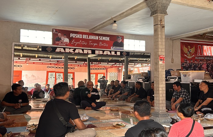 Puluhan sopir tenaga kontrak saat mesadu ke kediaman anggota DPRD Provinsi Bali, I Nyoman Oka Antara.