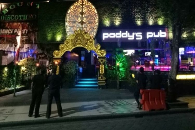 Suasana malam di Kawasan Legian. Banyak turis mengaku jadi korban jambret.