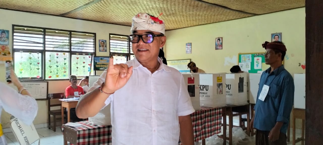 ADE HARAPAN SUGIH: Ketua DPRD Bali, Nyoman Adi Wiryanata saat menyalurkan hak suara pada Pemilu 2024.