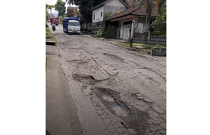 Kondisi jalan menuju Pura Pasar Agung rusak parah sejak puluhan tahun.