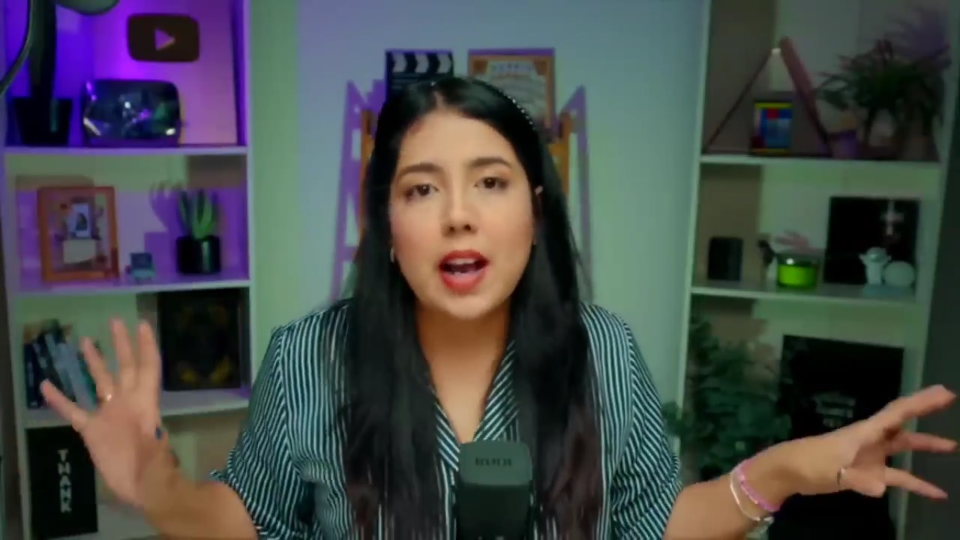 BAGI PENGALAMAN: YouTuber Nessie Judge saat tampil pada salah satu kontennya.