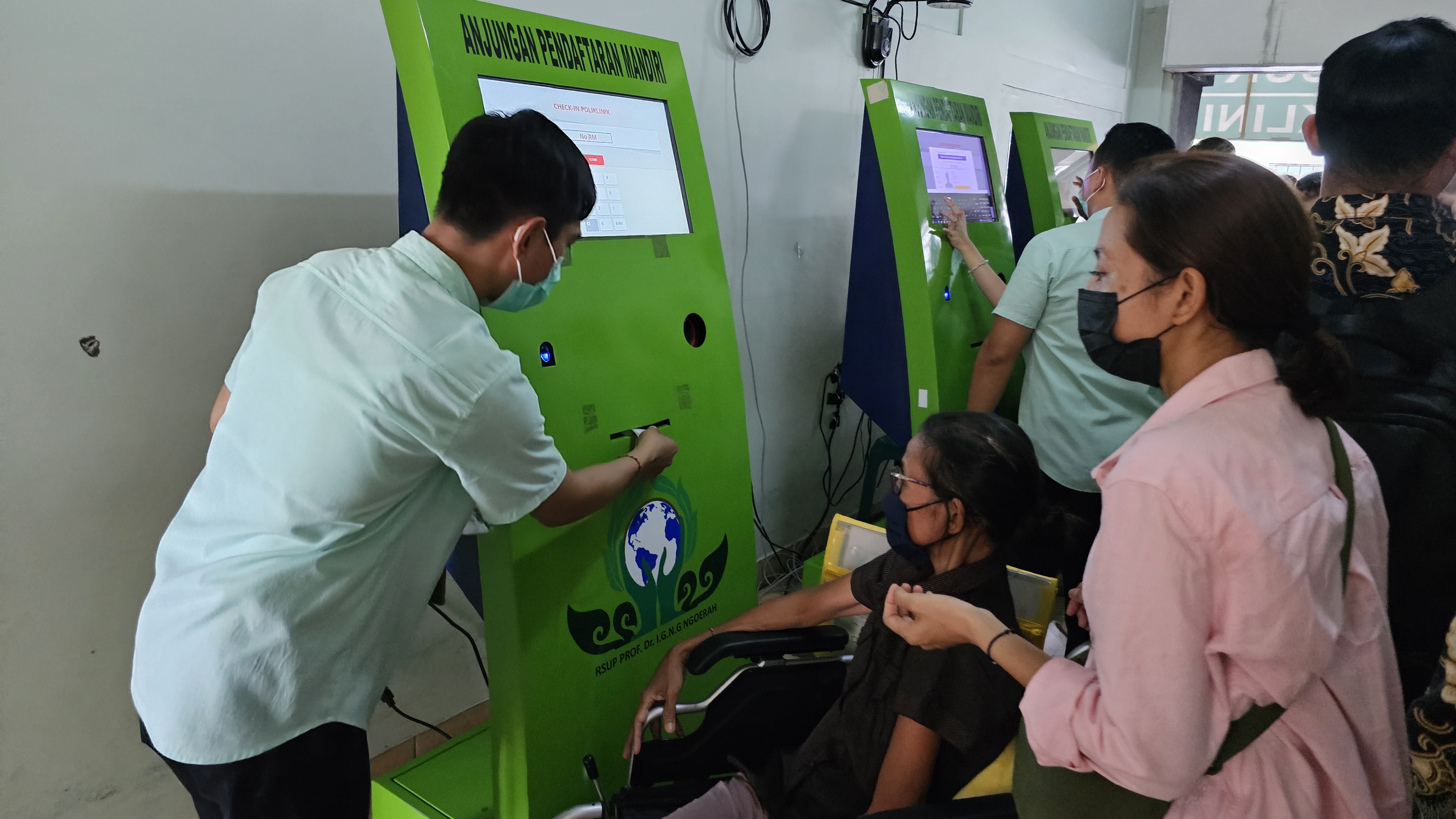 WAJIB SIDIK JARI: Penumpukan pasien di RS Prof Ngoerah Sanglah, karena seluruh pasien wajib mendaftar menggunakan sidik jari.