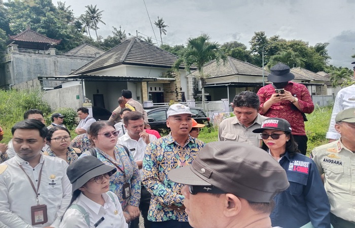 Suasana peninjauan lapangan ke perumahan yang dilaporkan karena diduga menyempitkan sungai, yang berdampak pada warga di hilir sungai.