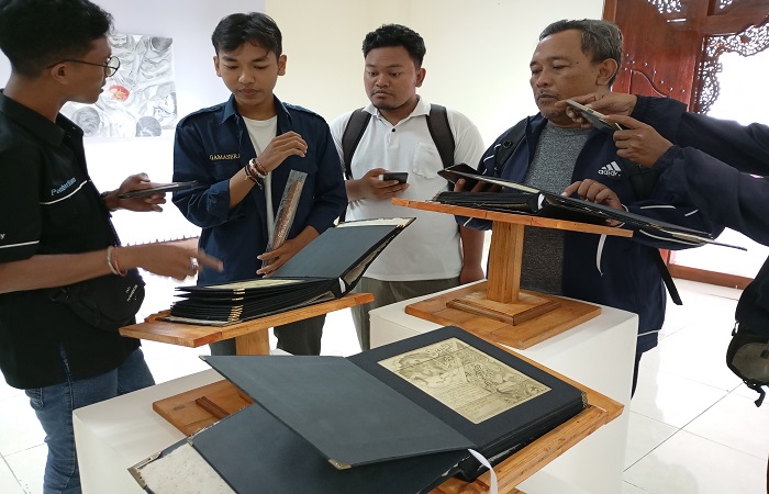 Tiga buah komik prasi karya Kadik, mahasiswa Undiksha yang ditampilkan dalam pameran tugas akhir. Karyanya ini menggabungkan seni tradisional dengan seni modern.