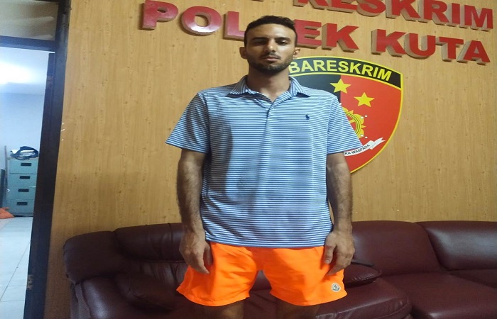 Dua pria Amerika Serikat bernama Aabed Attia, 27, dan Zeyad Ahmad Attia, 30, diamankan oleh Polsek Kuta. Mereka melakukan pemukulan terhadap pecalang.