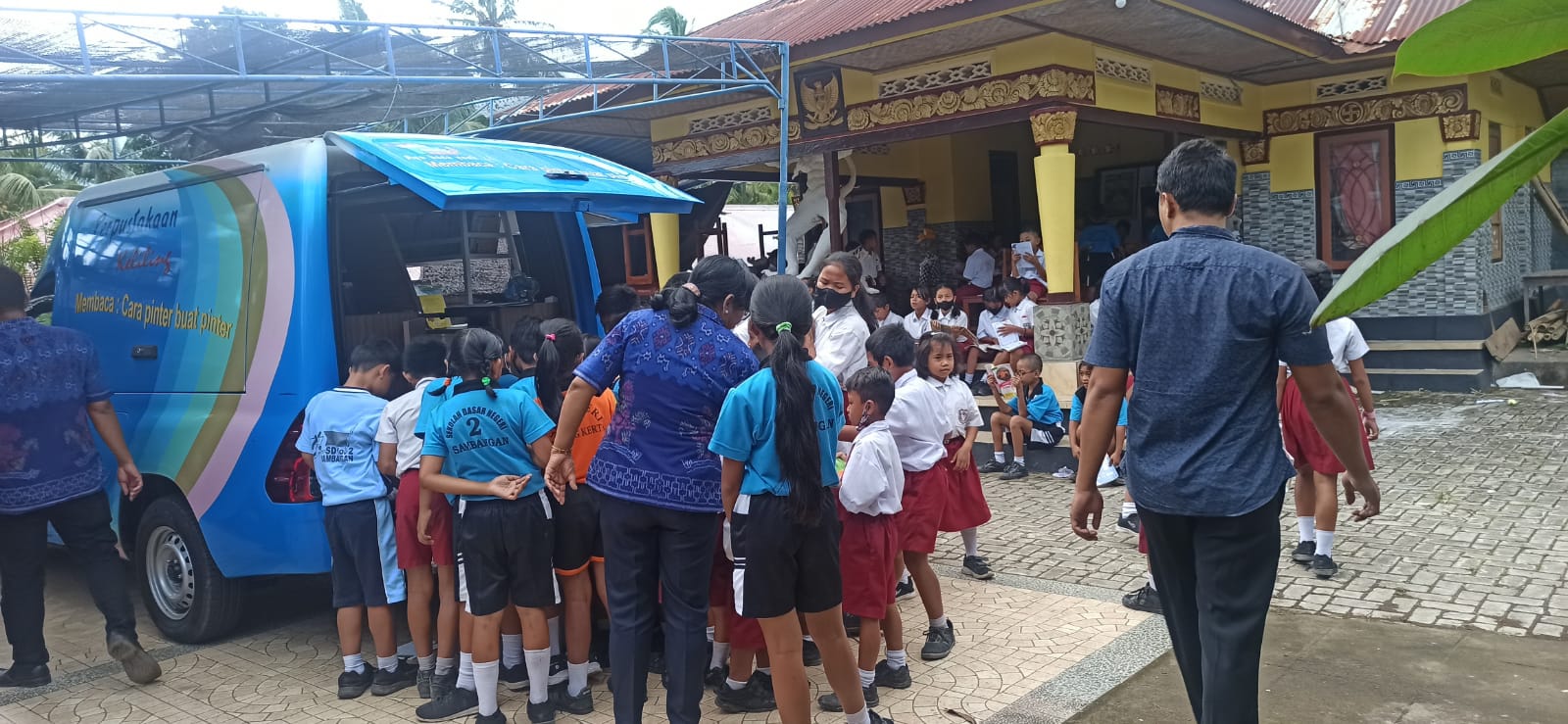 LITERASI: Suasana perpustakaan keliling dari Dinas Arsip dan Perpustakaan Daerah.
