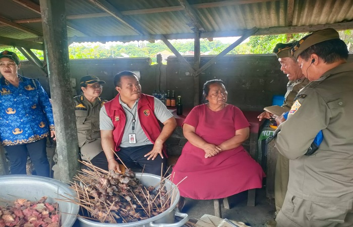 Satpol PP lakukan sidak ke pedagang daging RW di Kabupaten Buleleng. Dari lima pedagang, mereka hanya berhasil menemui dua saja.