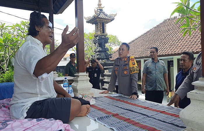 Polsek Kuta berkunjung ke kediaman pecalang bernama I Ketut Rai Arya Yasa. Ia jadi korban pengeroyokan yang dilakukan dua wisatawan asing.