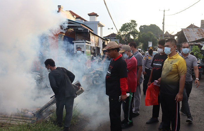 Fogging yang dilakukan Pemkab Buleleng untuk cegah penyakit DBD.