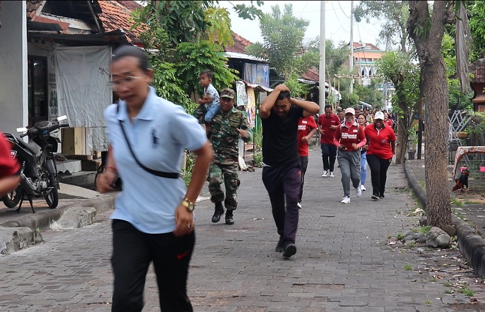 Warga Desa Pengastulan melakukan simulasi tsunami, dalam rangka verifikasi oleh IOC UNESCO menuju Desa Siaga Tsunami atau Tsunami Ready Community.