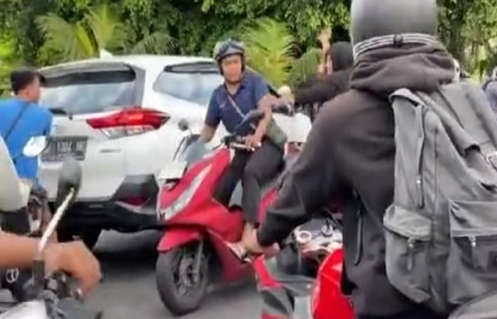 Seorang pengendara motor menjadi korban penusukan di jalan raya. Penikaman ini terekam kamera ponsel pengguna jalan.