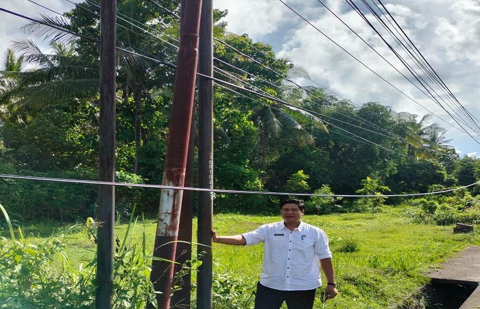 Kondisi kabel jaringan internet yang kendor menjadi keluhan masyarakat, selain dengan menjamurnya tiang jaringan internet.