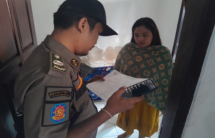 Pendataan penduduk non permanen di Buleleng belum lama ini. Tercatat ada 813 orang penduduk non permanen di Buleleng pada triwulan 2024.