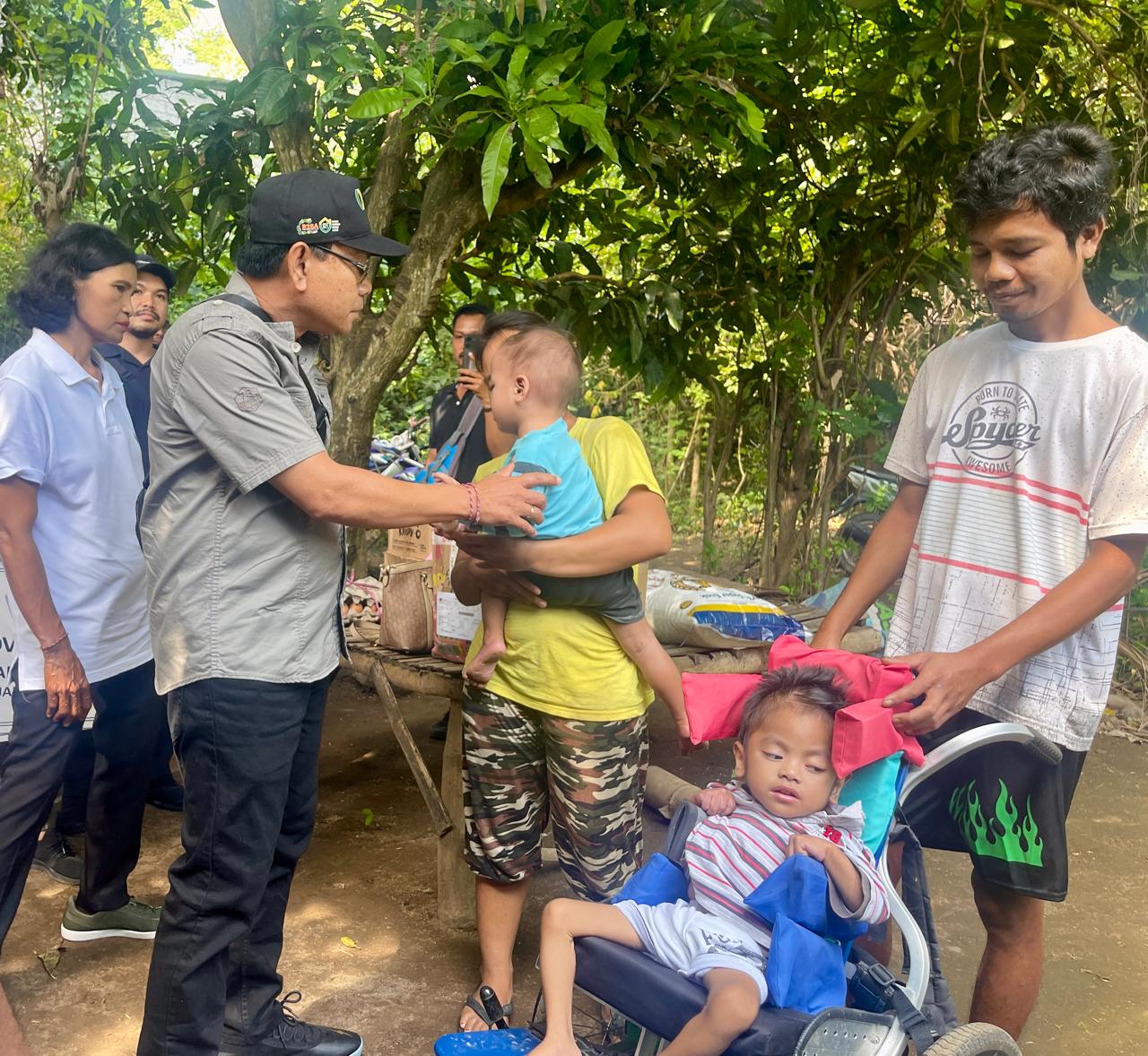 KELUARGA MISKIN: Kepala Dinas Pertanian dan Ketahanan Pangan Bali, I Wayan Sunada (kiri) saat menemui keluarga Kadek Subawa, keluarga miskin di Desa Sangsit, Buleleng.