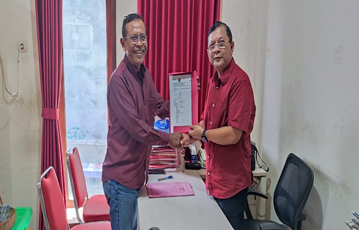I Nyoman Sutjidra mengambil formulir calon bupati untuk Pilkada Buleleng 2024 di Sekretariat DPC PDIP Buleleng.