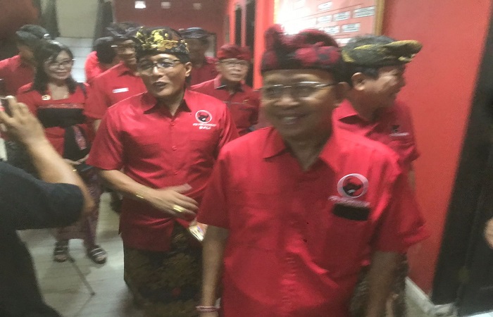 Wayan Koster bersama I Nyoman Giri Prasta usai melakukan rapat konsolidasi partai di Kantor DPC PDIP Badung, kemarin.