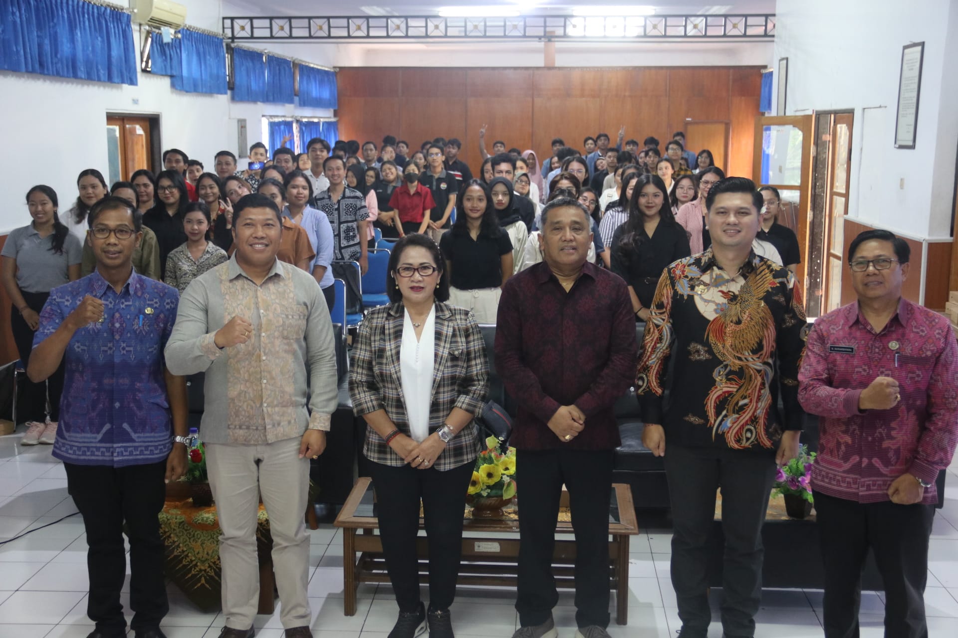 SOSIALISASI PEMILIH: Agenda seminar sosialisasi Pilkada serentak yang diselenggarakan di Ruang Seminar FHIS Undiksha.