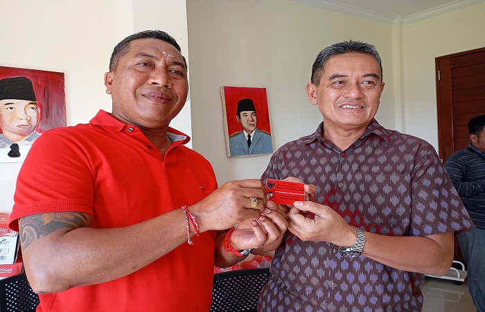 Nyoman Arya Astawa alias Mang Dauh (kiri) saat menerima KTA PDI Perjuangan.