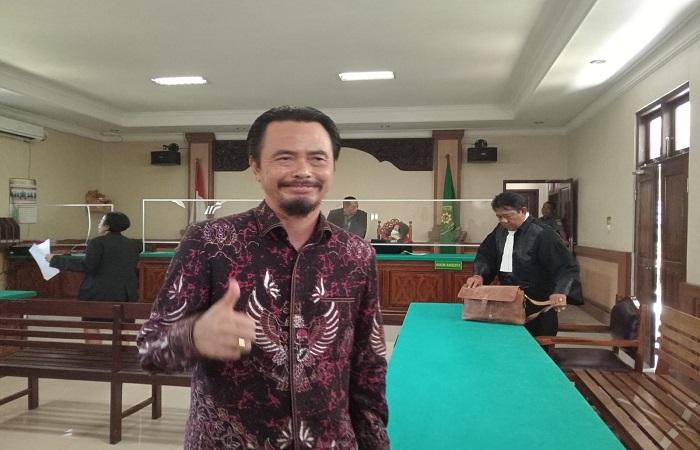 Nyoman Tirtawan usai sidang putusan. Ia divonis 10 bulan penjara karena kasus UU ITE.