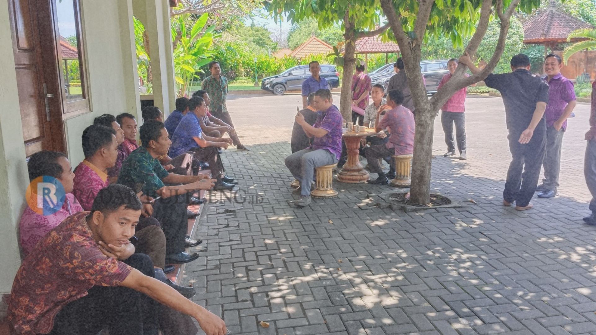 GERUDUK RUMAH JABATAN: Para supir yang tergabung dalam wadah Driver Pemkab Buleleng, mendatangi Rumah Jabatan Bupati Buleleng pada Selasa (30/4/2024).