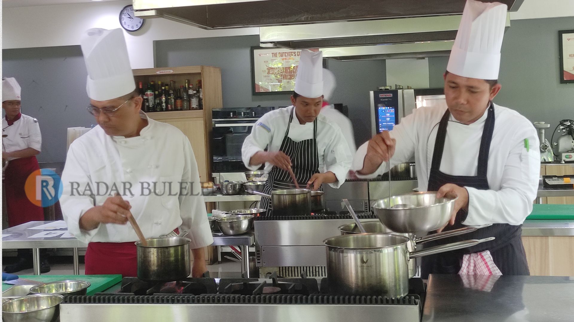 RACIK MAKANAN: Sejumlah chef meracik makanan dengan cita rasa internasional untuk menarik wisatawan yang berlibur di kapal pesiar.