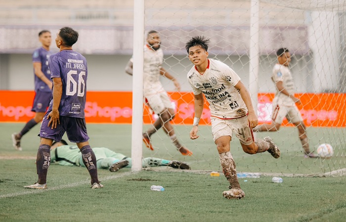 Pemain Bali United merayakan gol. Namun, dalam pertandingan kemarin, Bali United kalah dari Persita Tanggerang dengan skor 4-2.