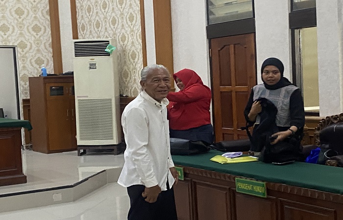 Mantan Ketua LPD Desa Adat Tamblang Ir. I Ketut Rencana seusai menjalani sidang. Ia diduga korupsi uang LPD sebesar Rp 1,5 miliar.