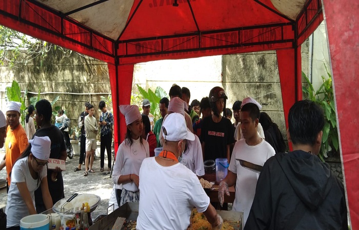 Kegiatan bagi makanan bertepatan dengan Hari Buruh di Buleleng.