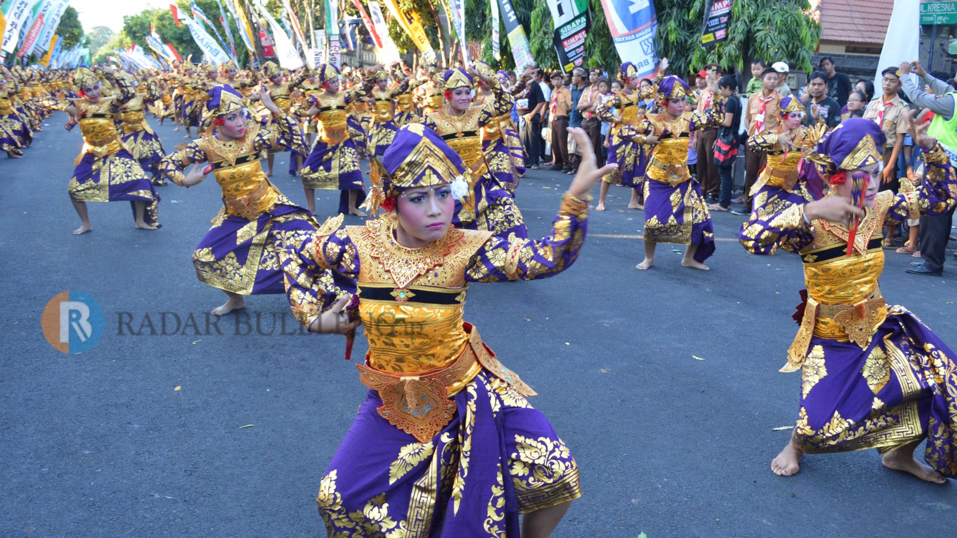 WARISAN BUDAYA: Tari Truna Jaya massal yang ditarikan saat pembukaan Buleleng Festival Tahun 2013 lalu.