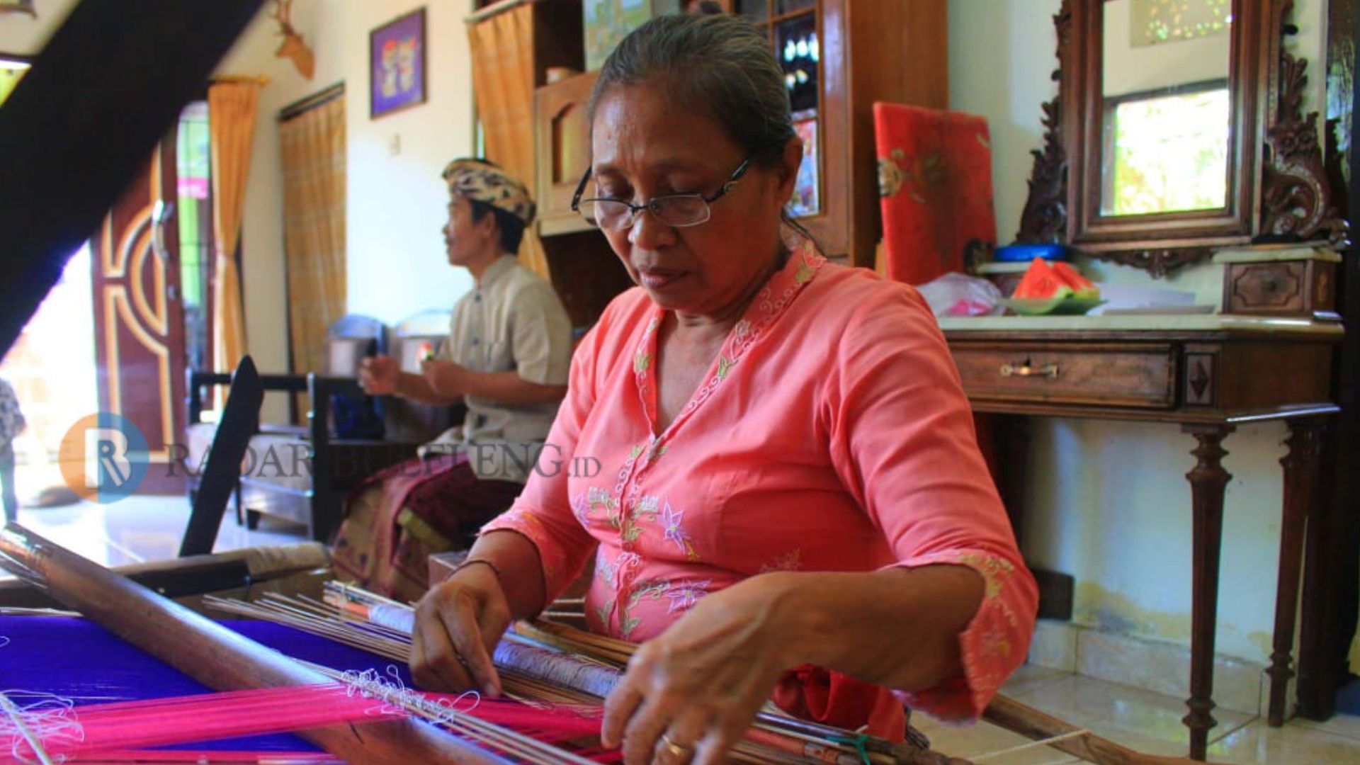 SONGKET BERATAN: Salah seorang perajin tampak menjalin benang menenun kain songket.