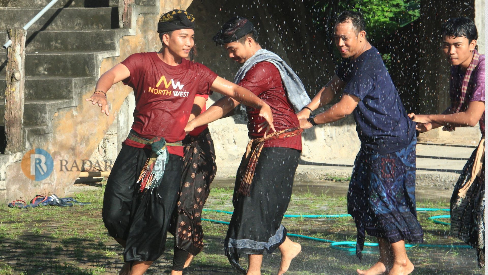 MEGOAK-GOAKAN: Para pemuda di Desa Panji, memainkan megoak-goakan di halaman Pura Dalem Panji.