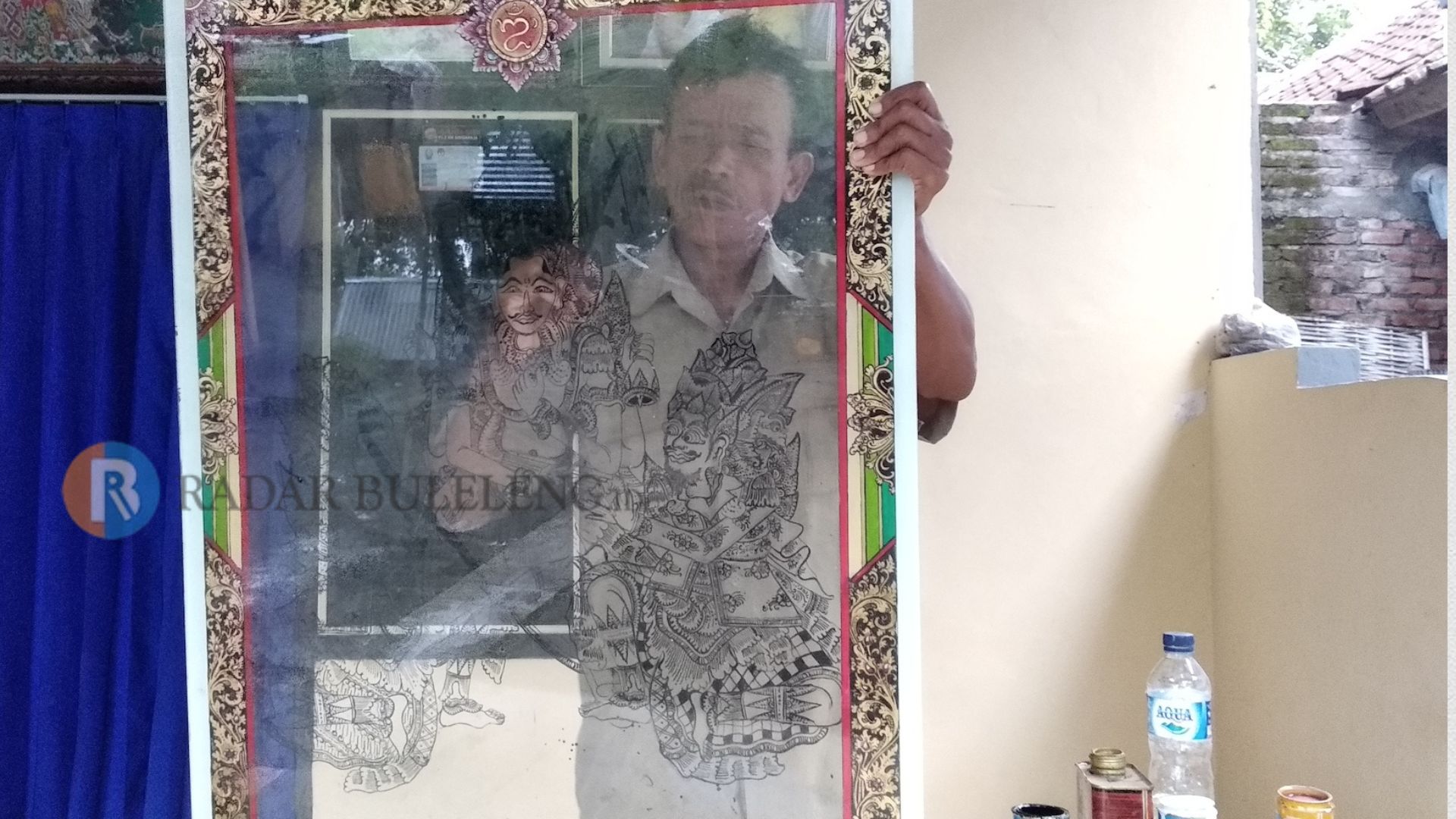 WAYANG KACA: I Nyoman Netep, salah seorang warga Desa Nagasepaha yang masih menggeluti kerajinan melukis wayang kaca.