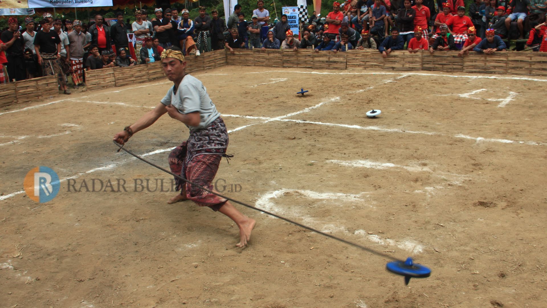 MEGANGSING: Tradisi megangsing yang biasa dilakukan masyarakat di Catur Desa Adat Dalem Tamblingan.
