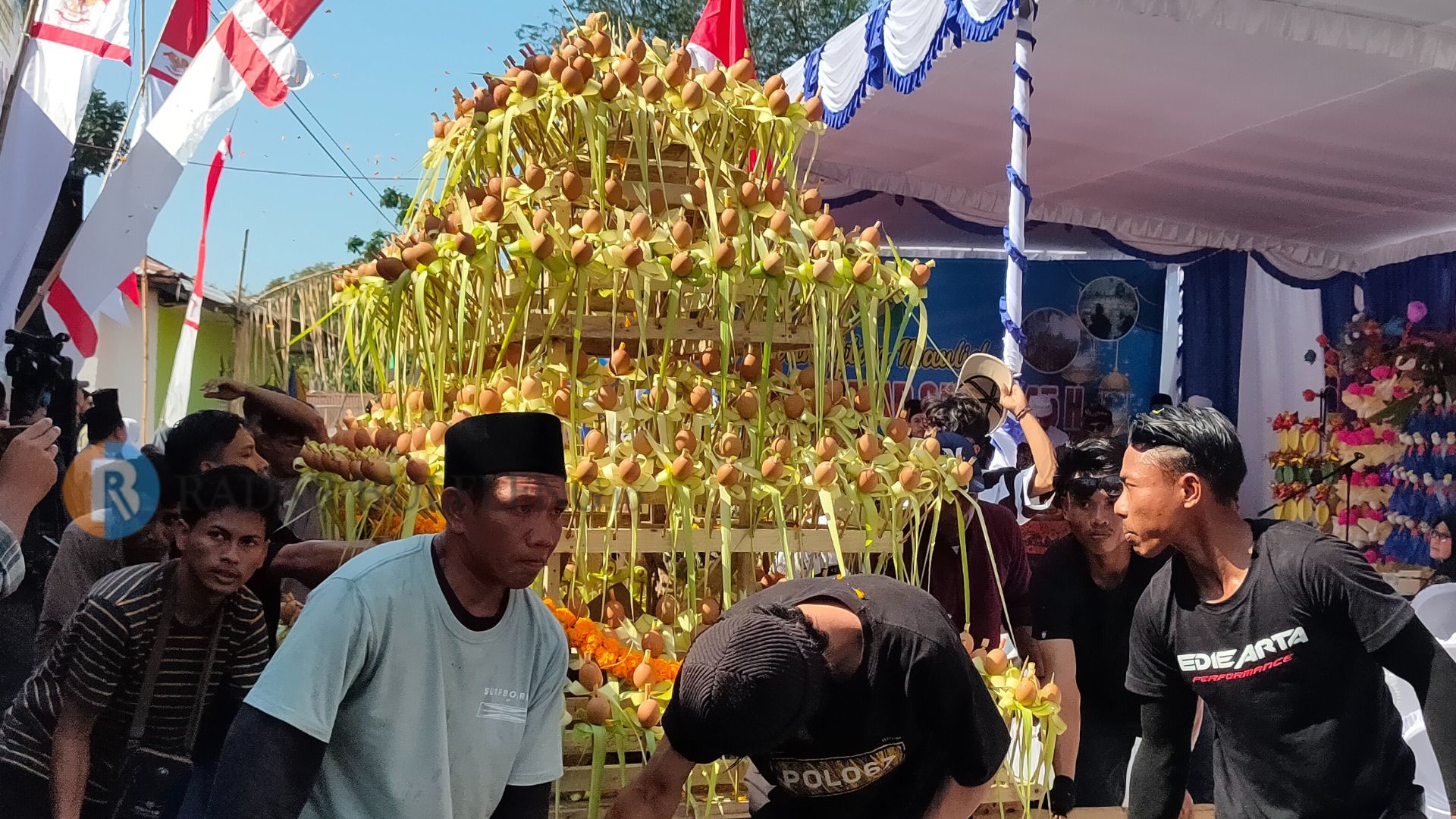 SOKOK: Tradisi mengarak sokok di Desa Pegayaman serangkaian perayaan Maulid Nabi Muhammad SAW.