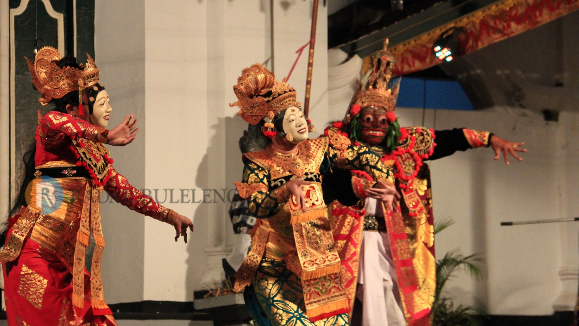 WAYANG WONG: Kesenian Wayang Wong Tejakula saat dipentaskan di Puri Kanginan Buleleng.