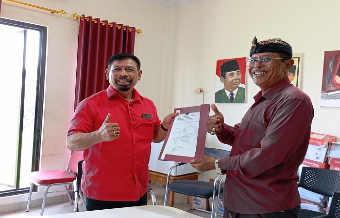 I Ketut Rochineng saat mengambil formulir calon bupati ke Sekretariat DPC PDIP Buleleng. Ia mengaku siap mundur dari DPRD Bali jika mendapatkan rekomendasi.